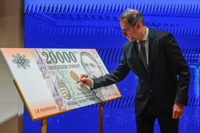 Varga Mihály, a Magyar Nemzeti Bank elnöke jelképesen elhelyezi kézjegyét a forintbankjegyen a Magyar Nemzeti Bank budapesti székházában, 2025. március 12-én – Fotó: Máthé Zoltán / MTI