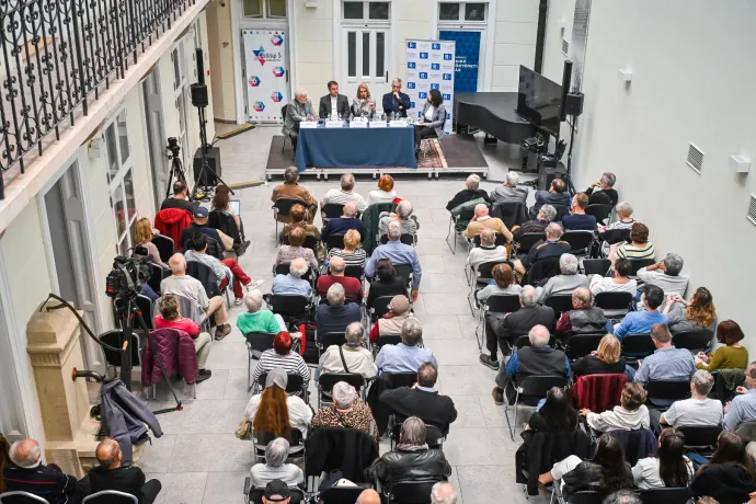 Kinevették a Századvég vezető elemzőjét egy konferencián, amin a hatalmasat tévedő méréseiket magyarázta