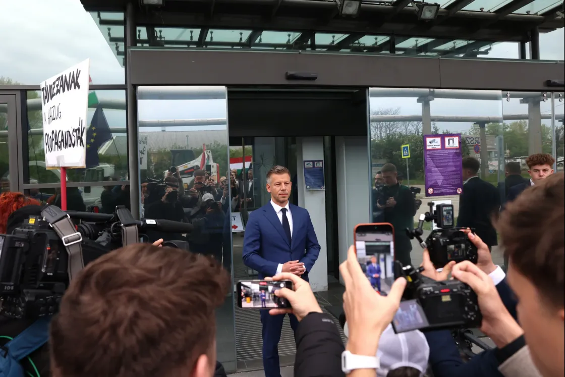 Magyar Péter a közmédiában kezdett, Szijjártó Péter és Pintér Sándor is megérkezett a Karmelitába