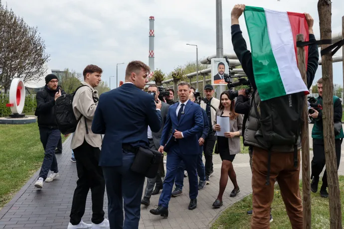 Magyar Péter érkezik az MTVA óbudai épületéhez 2026. április 15-én – Fotó: Melegh Noémi Napsugár / Telex