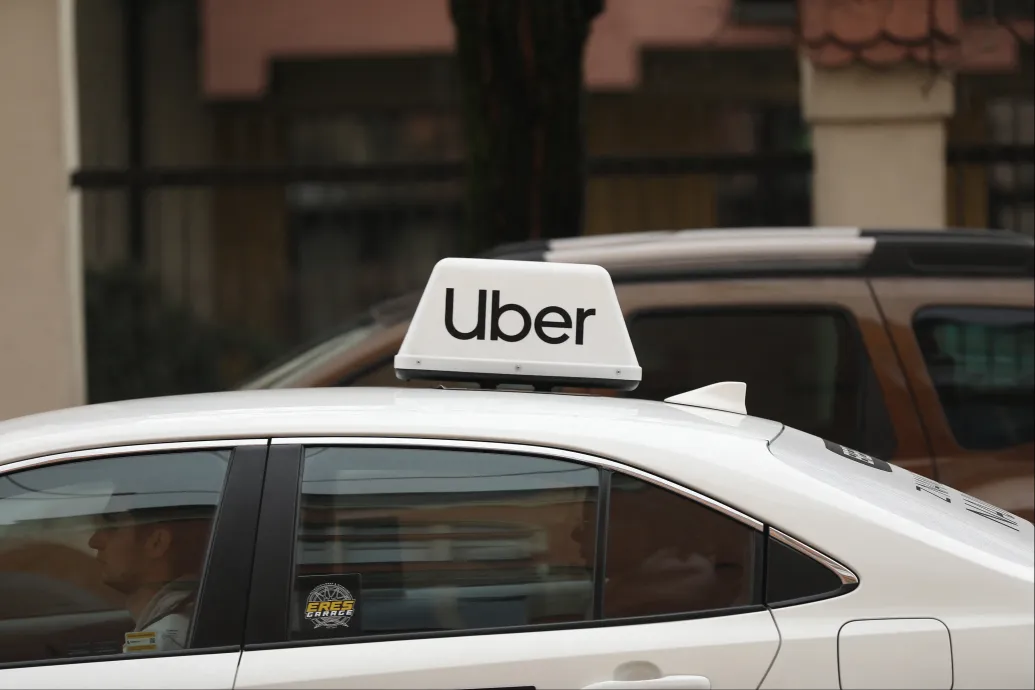 Az Uber 10 milliárd dollár fektet abba, hogy önvezető taxikkal váltsa ki a sofőröket
