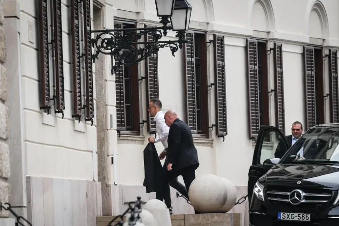 Szijjártó Péter belép a Karmelitába – Fotó: Huszti István / Telex