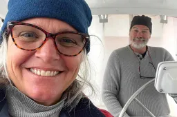 Az biztos, hogy a csónakról a vízbe került, és eltűnt egy amerikai nő. A kérdés, hogy beesett vagy belökték