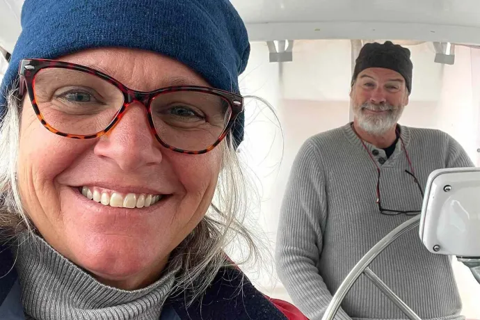 Az biztos, hogy a csónakról a vízbe került és eltűnt egy amerikai nő. A kérdés, hogy beesett vagy belökték