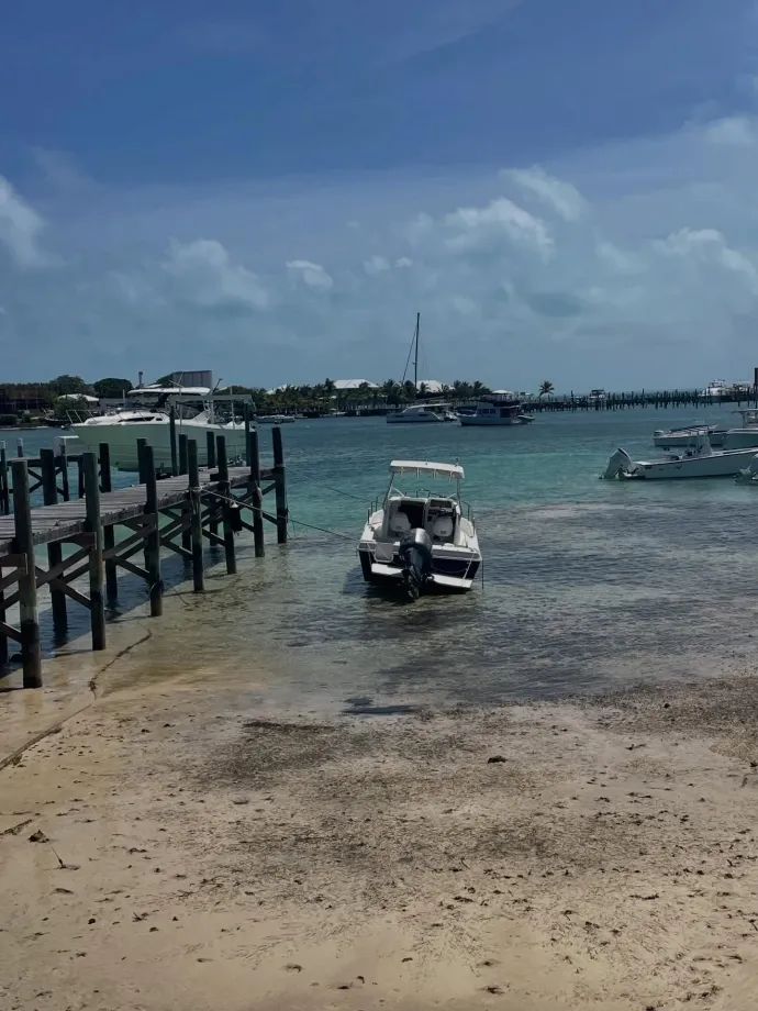 A megfeneklett motorcsónak – Fotó: the_sailing_hookers / Instagram