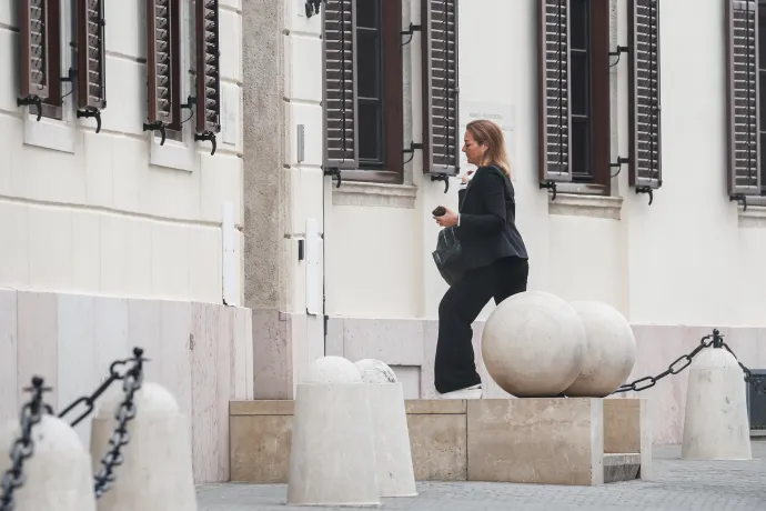 Vitályos Eszter érkezik a Karmelitába – Fotó: Huszti István / Telex