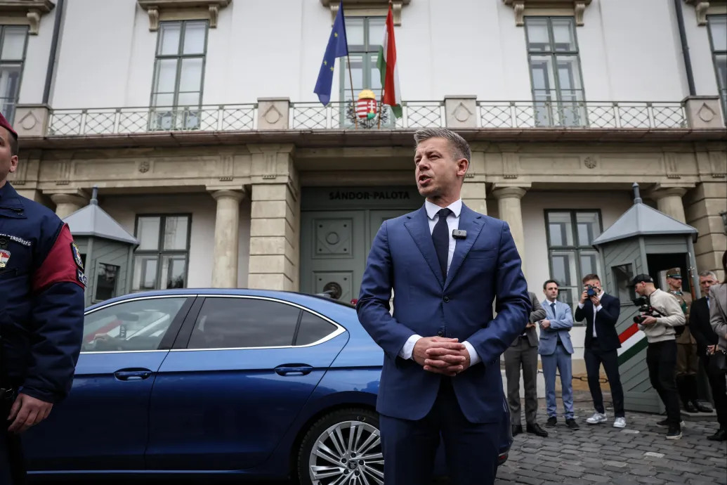 Magyar Péter a Sándor-palotánál: A köztársasági elnök alkalmatlan a feladatára – Forrás: Telex.hu