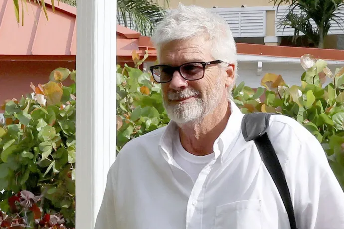 Brian Hooker elhagyja a szállodát, miután a bahamai hatóságok szabadon bocsátották – Forrás: FOX