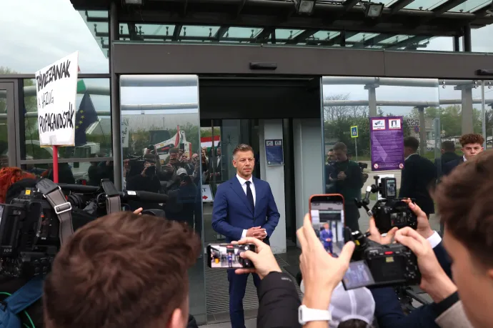 Magyar Péter érkezik az MTVA óbudai épületéhez 2026. április 15-én – Fotó: Melegh Noémi Napsugár / Telex