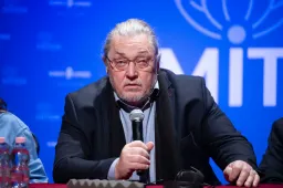 A választás után Vidnyánszky Attila rendkívüli társulati ülést hívott össze a Nemzeti Színházban