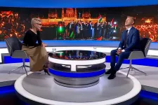 Hogy bírja ki ezt nevetés nélkül? – Magyar Péter a közmédiában járt, és attól tartott, hogy a fejükre szakad a plafon