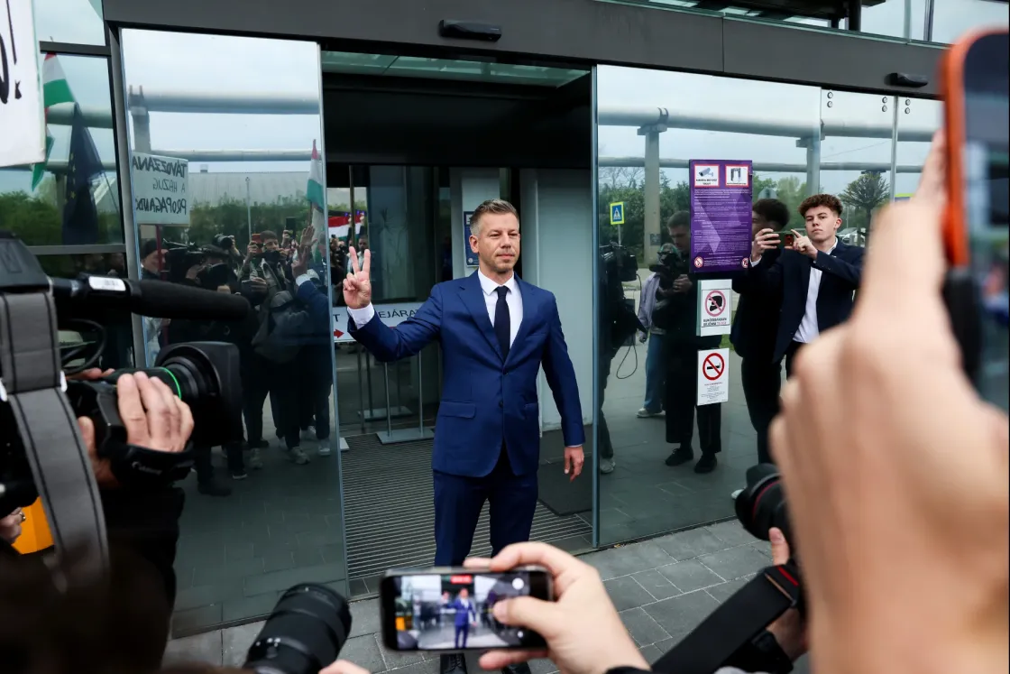 Hogy bírja ki ezt nevetés nélkül? – Magyar Péter a közmédiában járt, és attól tartott, hogy a fejükre szakad a plafon