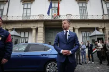 Megérkezett Magyar Péter a Sándor-palotához, és megüzente, hogy Sulyoknak távoznia kell