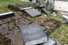 Izrael romániai nagykövetsége elítélte a szászrégeni zsidó temető sírjainak megrongálását