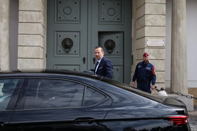 Toroczkai László a Sándor-palotánál 2026. április 15-én – Fotó: Huszti István / Telex