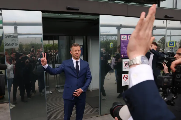 Magyar Péter az MTVA Kunigunda utcai épületénél 2026. április 15-én reggel – Fotó: Melegh Noémi Napsugár / Telex