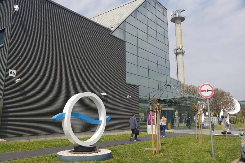 A közmédia csatornaigazgatója a dolgozóknak: Aki nem tudja magában tartani az eredményekkel kapcsolatos érzéseit, erre a hónapra szabadságra mehet