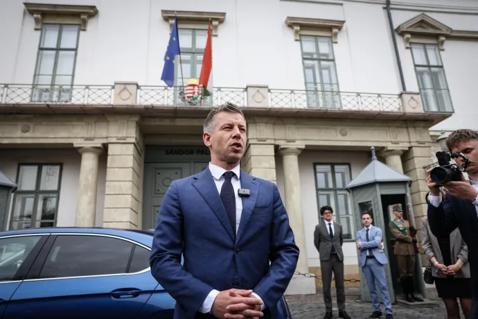 Magyar Péter nyilatkozik a sajtónak a Sándor-palota előtt, miután megbeszélést folytatott Sulyok Tamás köztársasági elnökkel, 2026. április 15-én – Fotó: Huszti István / Telex