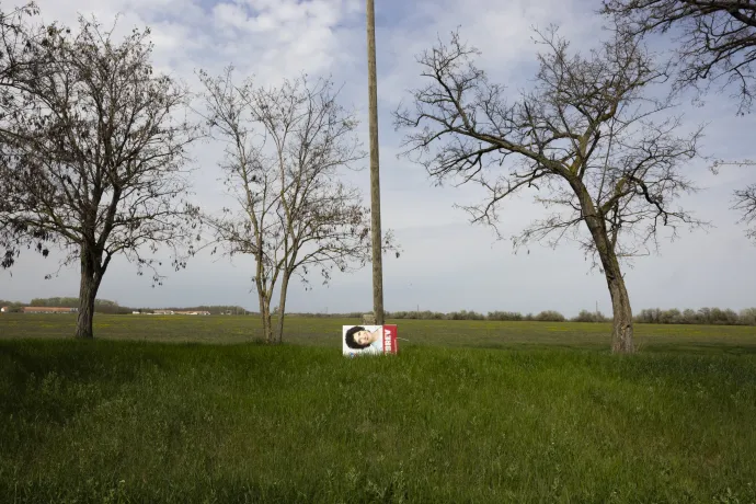 A DK kampányplakátja Tiszaroff és Fegyvernek között 2026. április 14-én – Fotó: Hevesi-Szabó Lujza / Telex