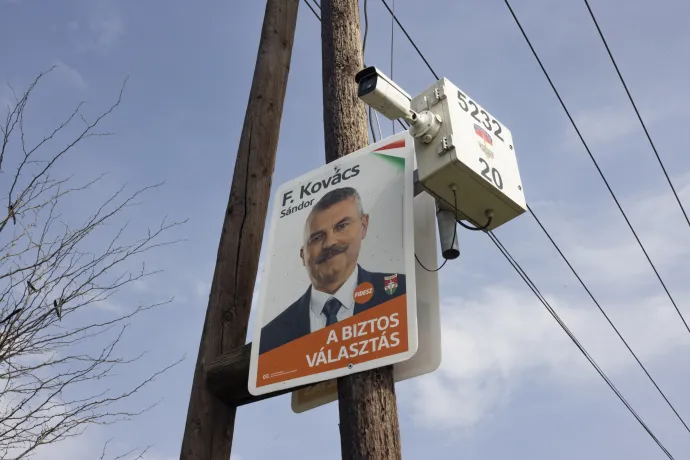 A falu egyetlen kampányplakátja Tiszabőn 2026. április 14-én – Fotó: Hevesi-Szabó Lujza / Telex
