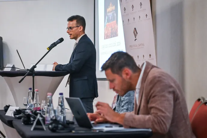 László Róbert, a Political Capital igazgatója beszél – Fotó: Alföldi Dániel István / Telex