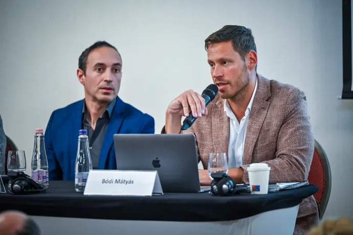 Bódi Mátyás, a Választási Földrajz szakértője beszél, mellette Róna Dániel, a 21 Kutatóközpont igazgatója – Fotó: Alföldi Dániel István / Telex