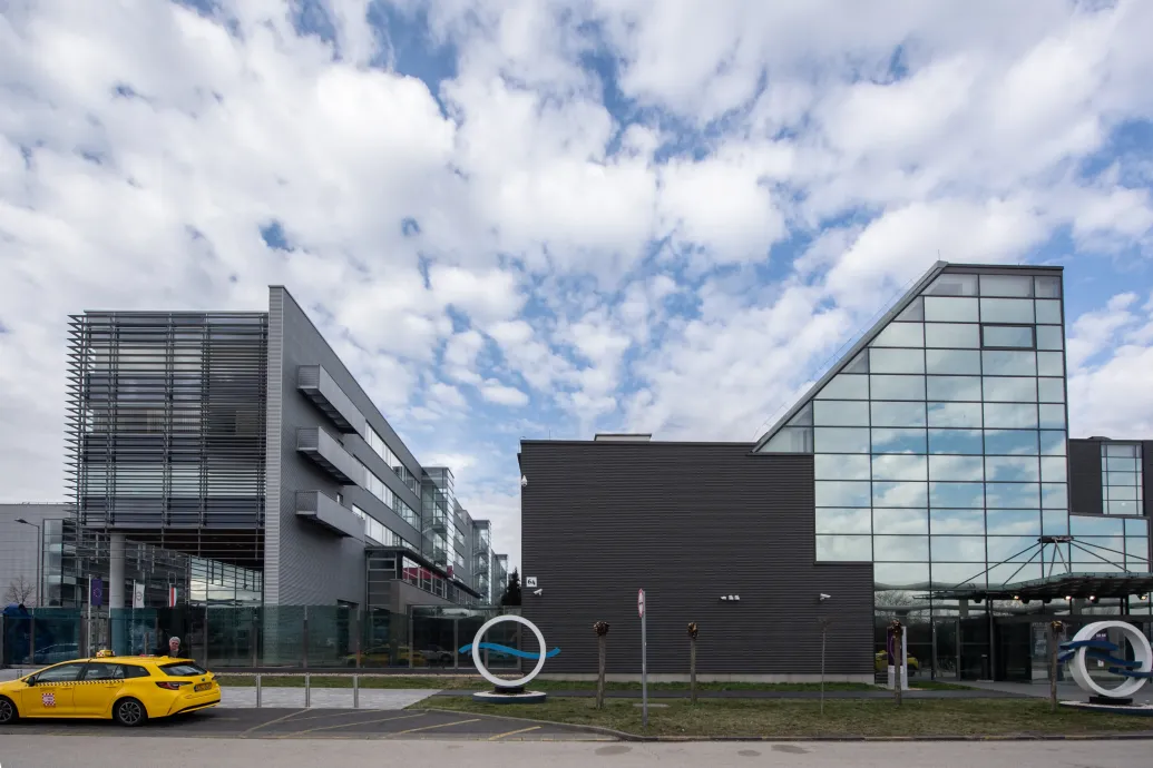 A közmédia több dolgozója is kifogásolta, hogy a csatornaigazgató „okosságokkal” nyúlt bele az anyagokba