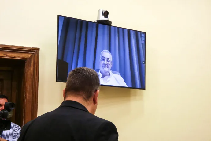 Borsi Róbert képviselő felelt a II. rendű vádlott kérdésére – Fotó: Laczó Balázs / Telex