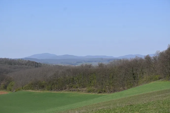 Távolban a Mecsek, a grábóci szerb kolostor, Haramia-forrás – Fotó: Tenczer Gábor / Telex