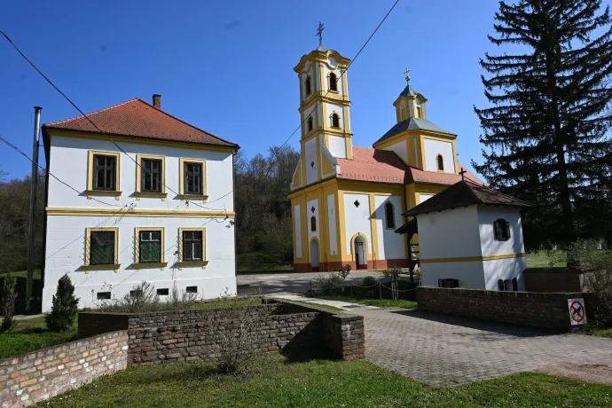 Távolban a Mecsek, a grábóci szerb kolostor, Haramia-forrás – Fotó: Tenczer Gábor / Telex