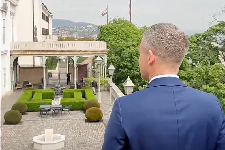 Szijjártó Péter fut, Magyar Péter nem költözik be a Karmelitába