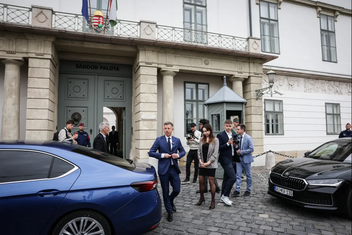 Szijjártó Péter fut, Magyar Péter nem költözik be a Karmelitába