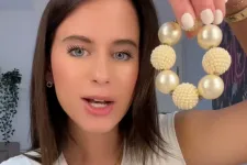 Figyelmeztetést és bírságot kapott Forstner Csenge a GVH-tól