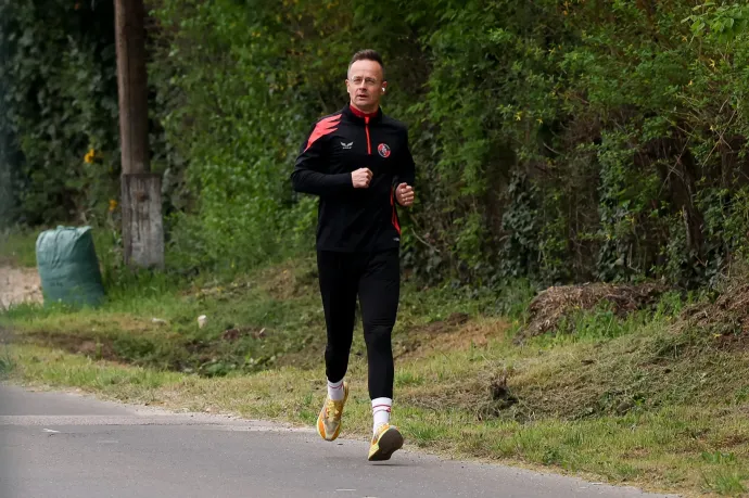 Dunakeszin, futás közben csíptük el a választás óta csendben lévő Szijjártót