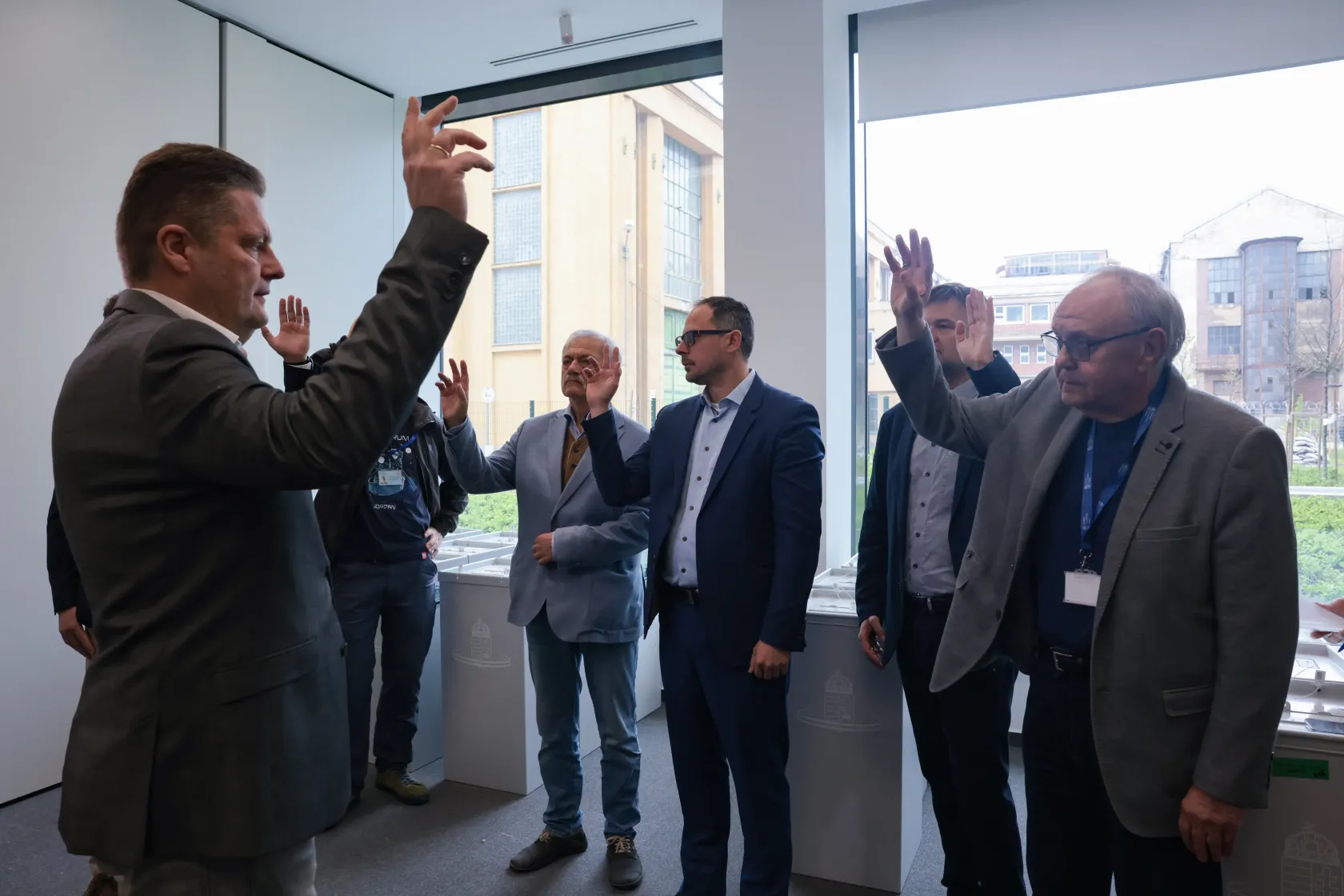 A választási bizottság tagjai sértetlennek találták az urnákat