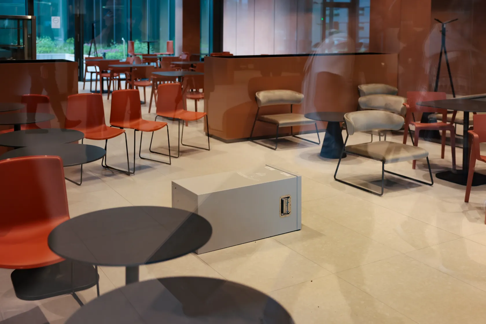 Az elkülönített urnát, amelyik feltehetőleg nyomkövetőt tartalmaz, a tűzszerészek alaposabban megvizsgálják