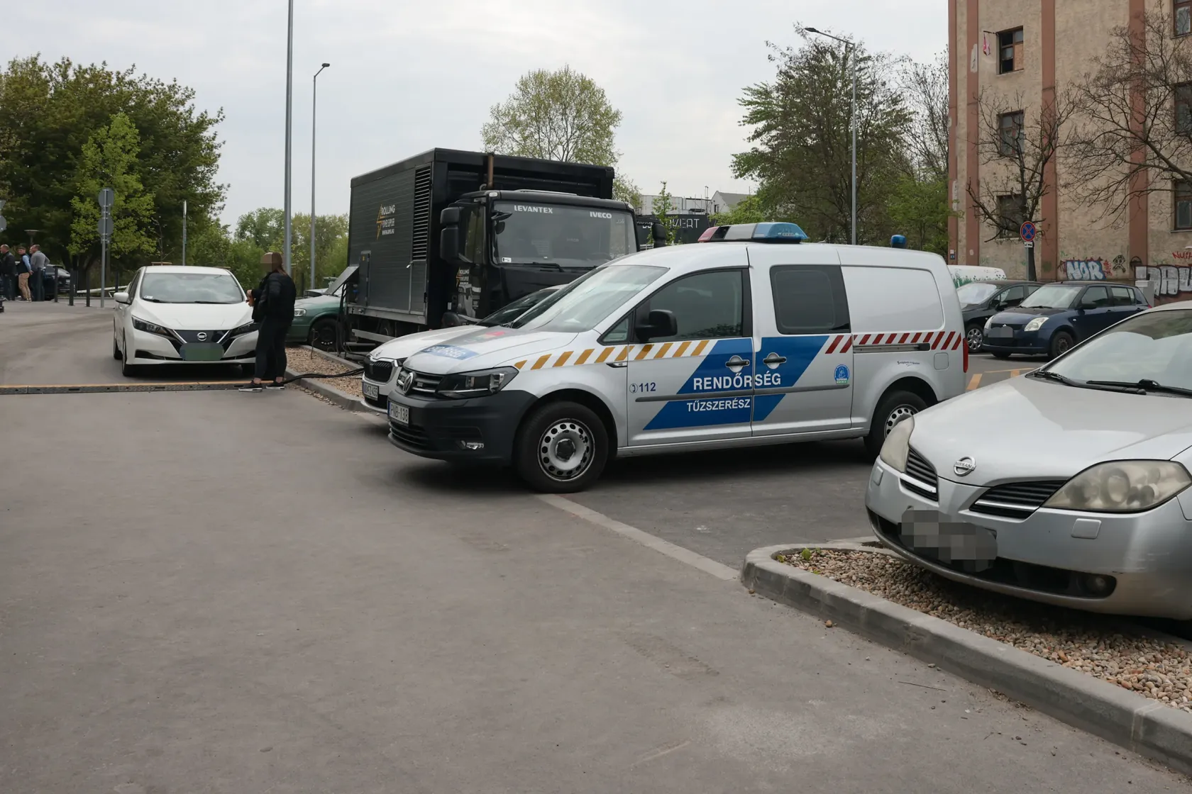 Tűzszerészek a Nemzeti Választási Iroda Hengermalom úti telephelye előtt