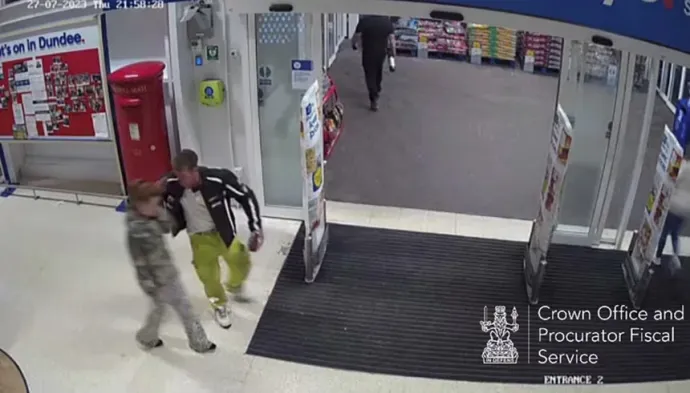 Részlet egy dundeei szupermarket biztonsági kamerájának felvételéből: Lee Milne kiabál Kimberly Milne-nel, 2023. június 27-én – Forrás: Crown Office