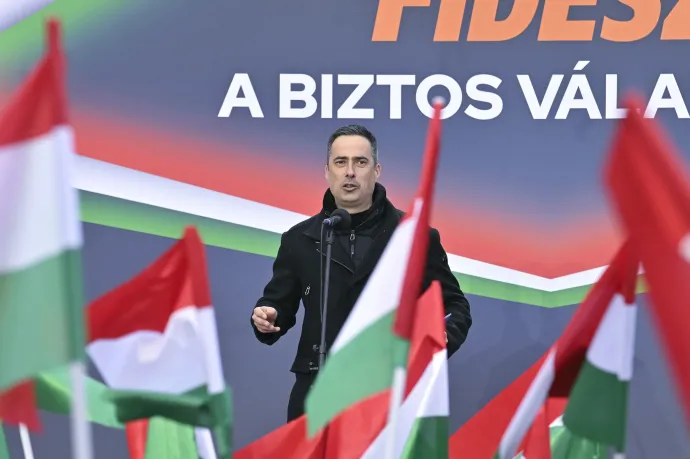 Ovádi Péter, a térség fideszes országgyűlési képviselője, képviselőjelölt beszédet mond Orbán Viktor miniszterelnök, a Fidesz elnöke országjárásának veszprémi állomásán, az Óváros téren 2026. március 27-én – Fotó: Máthé Zoltán / MTI