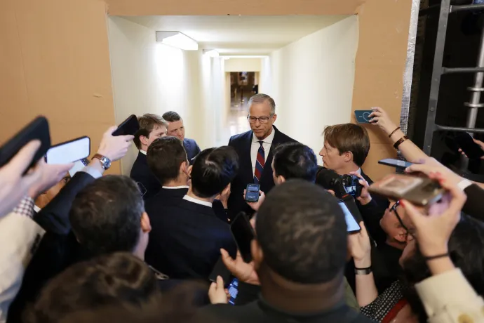 A republikánus John Thune válaszol a sajtó Trump XIV. Leó pápáról szóló megjegyzéseiről feltett kérdéseire 2026. április 13-án – Fotó: Anna Moneymaker / Getty Images