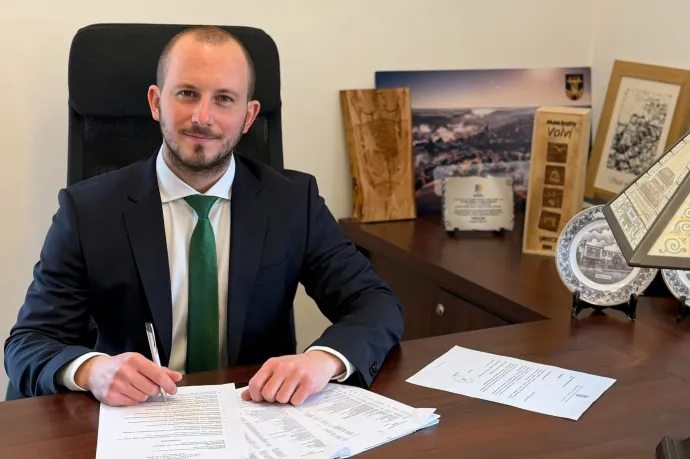 70 éves rokonának intézett jól fizető, kamu állást egy országgyűlési frakciónál a halászteleki polgármester