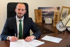 70 éves rokonának intézett jól fizető, kamu állást egy országgyűlési frakciónál a halászteleki polgármester