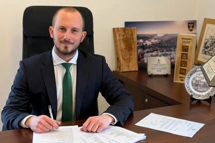 70 éves rokonának intézett jól fizető, kamu állást az Országgyűlés Hivatalánál a halászteleki polgármester