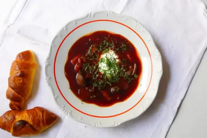 Vegan borscht with mushrooms and prunes – Photo: Bori Ács / Telex