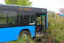 Elszabadult egy csuklósbusz Miskolcon, a korlát állította meg a vasúti sín előtt