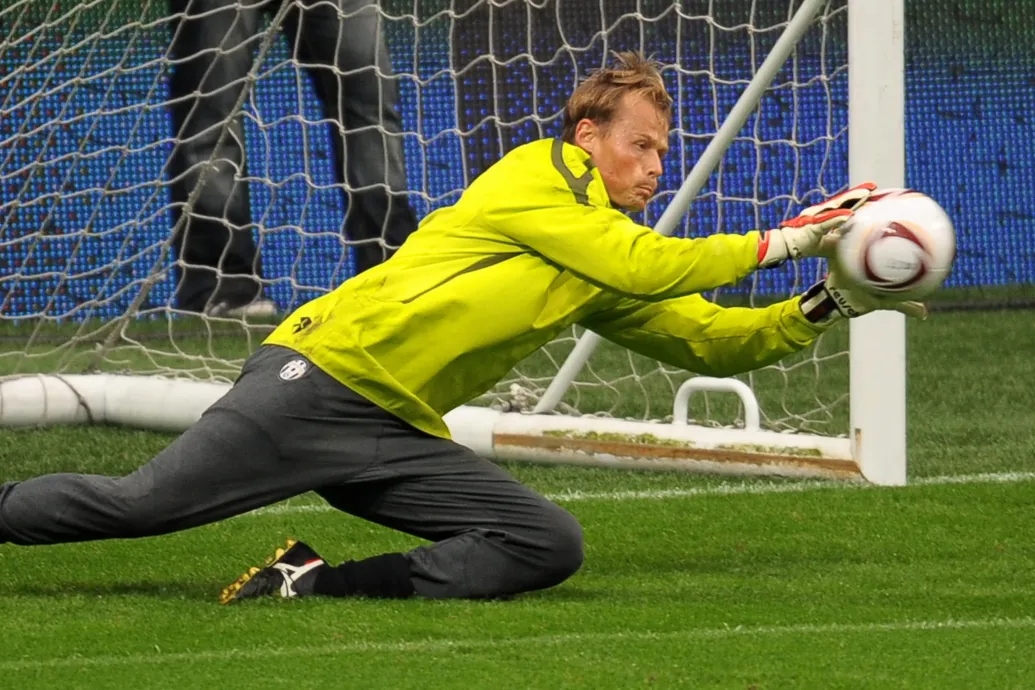 Vonat hajtott a kocsijába, meghalt Alex Manninger, az Arsenal és a Juventus egykori kapusa