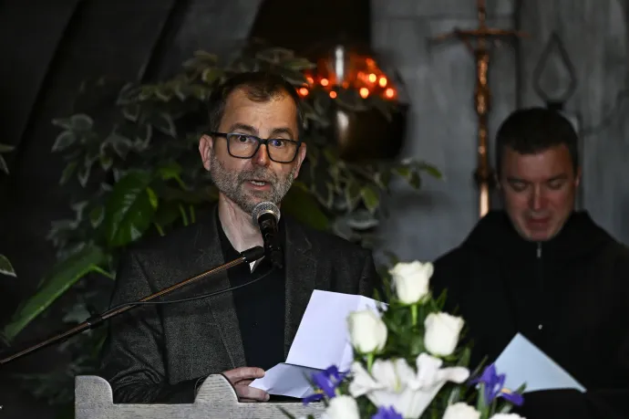 Grecsó Krisztián, költő, író beszédet mond Nádasdy Ádám búcsúztatásán a Farkasréti temetőben 2026. április 16-án – Fotó: Hegedüs Róbert / MTVA