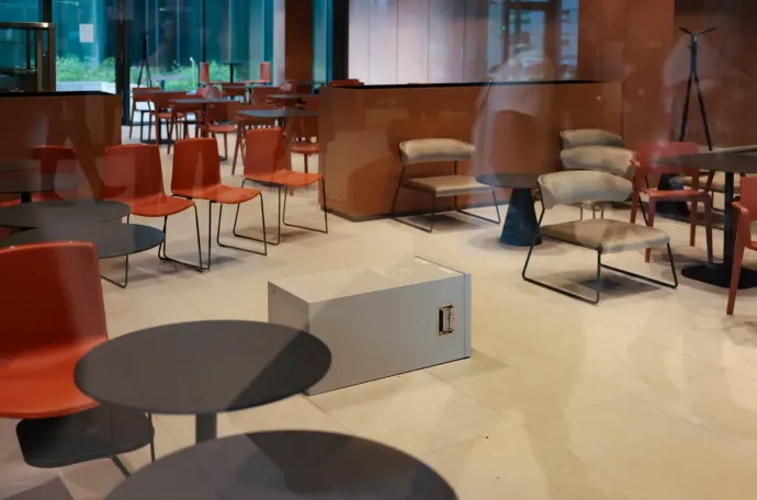 Az elkülönített urna, amelyik feltehetőleg nyomkövetőt tartalmazott – Fotó: Hevesi-Szabó Lujza / Telex