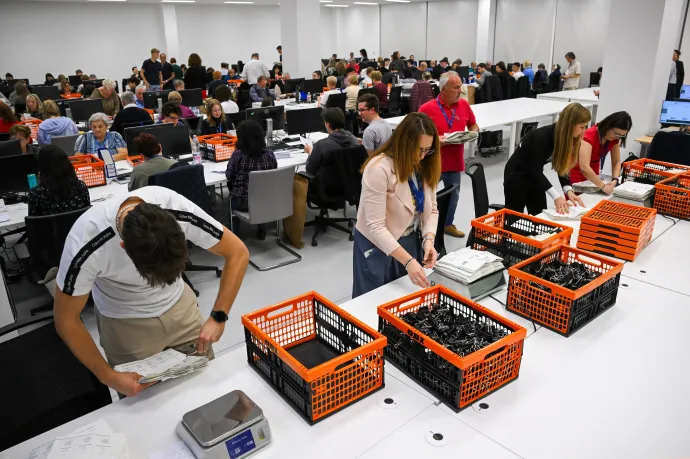 Levélszavazatokat számolnak az NVI Hengermalom úti székházában 2026. április 12-én – Fotó: Purger Tamás / MTVA