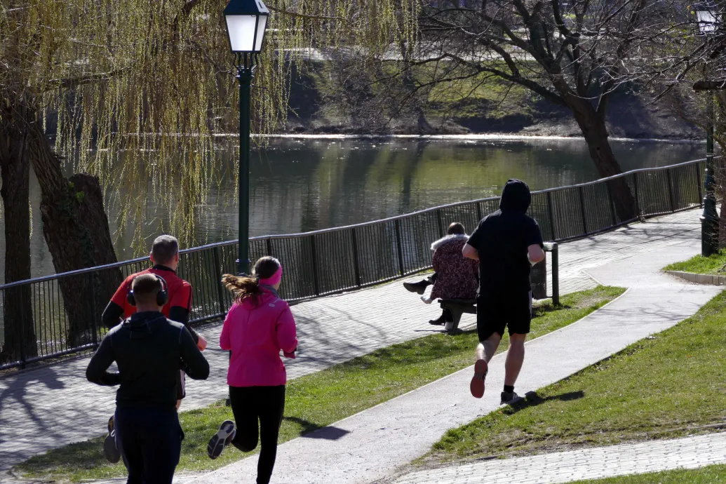 Napos, gomolyfelhős idő várható, délután 25 fok is lehet